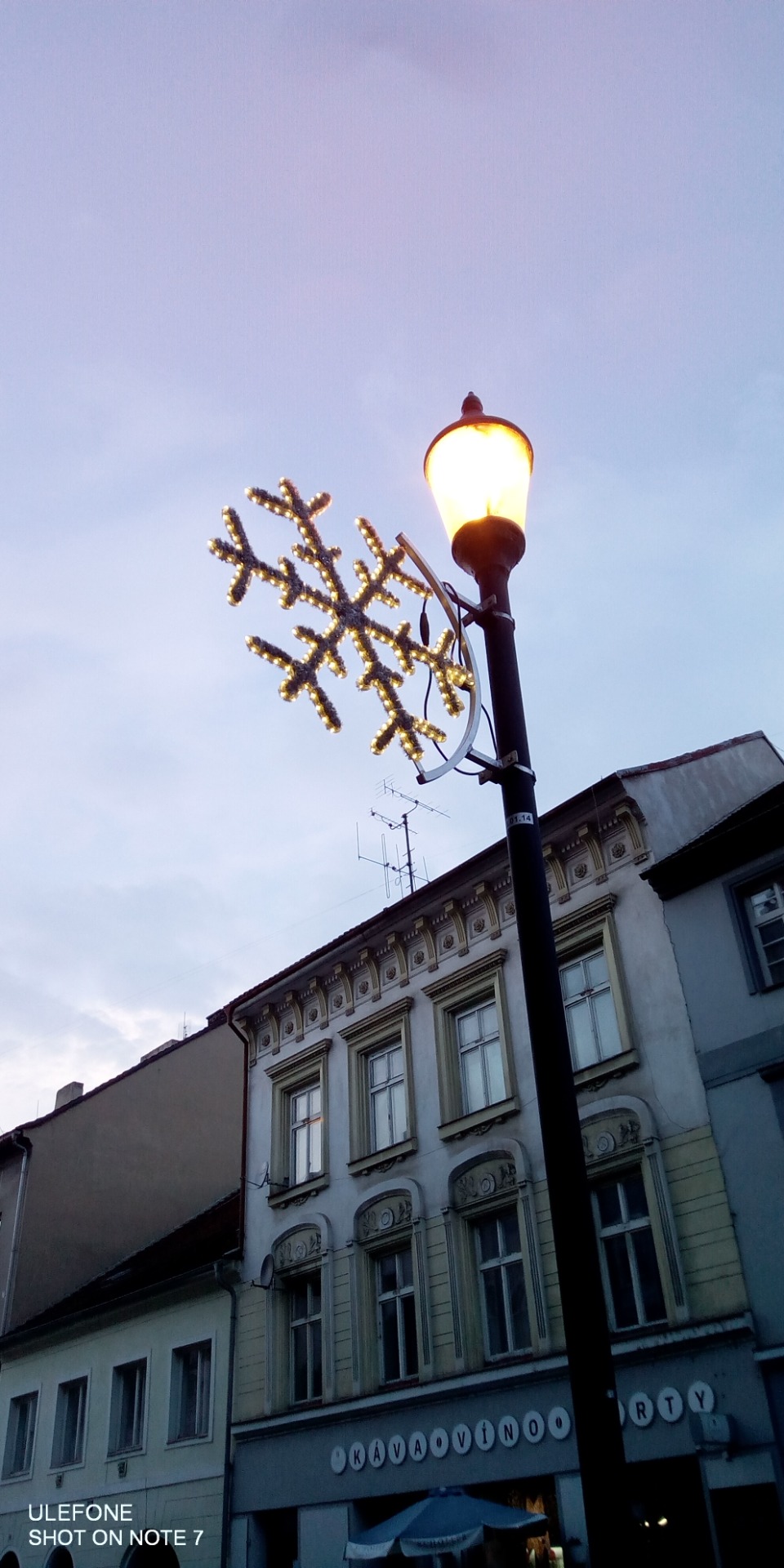 městské ozdoby na lampách